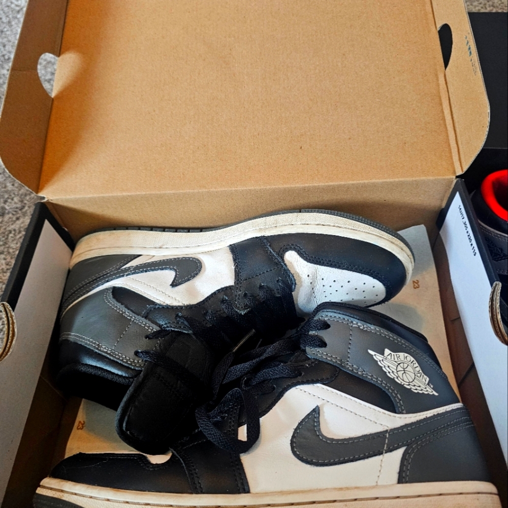 NIKE AIR JORDAN 1 MID- Mens Size 7.5